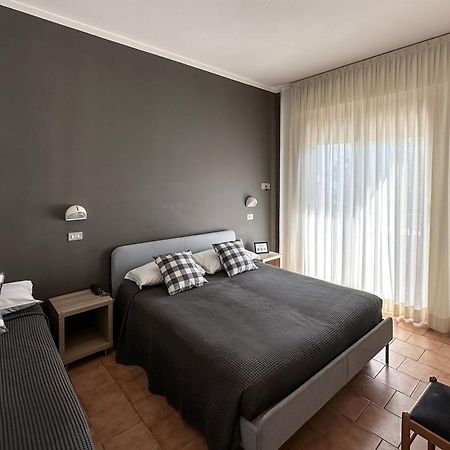 Hotel Aplo - Breakfast Experience Cervia Bagian luar foto