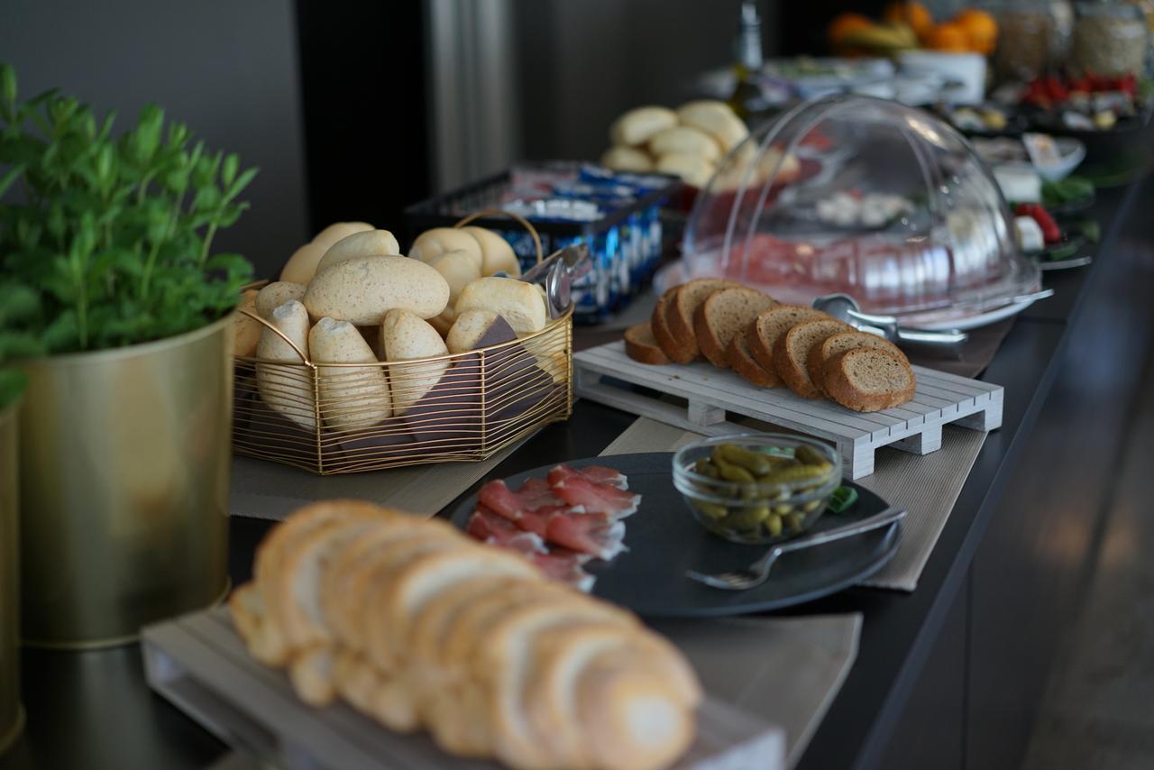 Hotel Aplo - Breakfast Experience Cervia Bagian luar foto