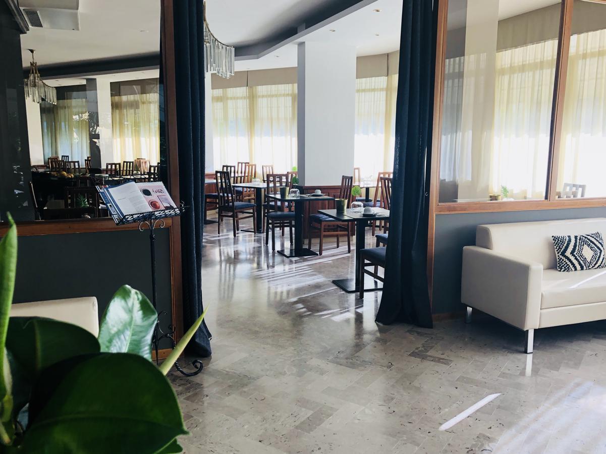 Hotel Aplo - Breakfast Experience Cervia Bagian luar foto