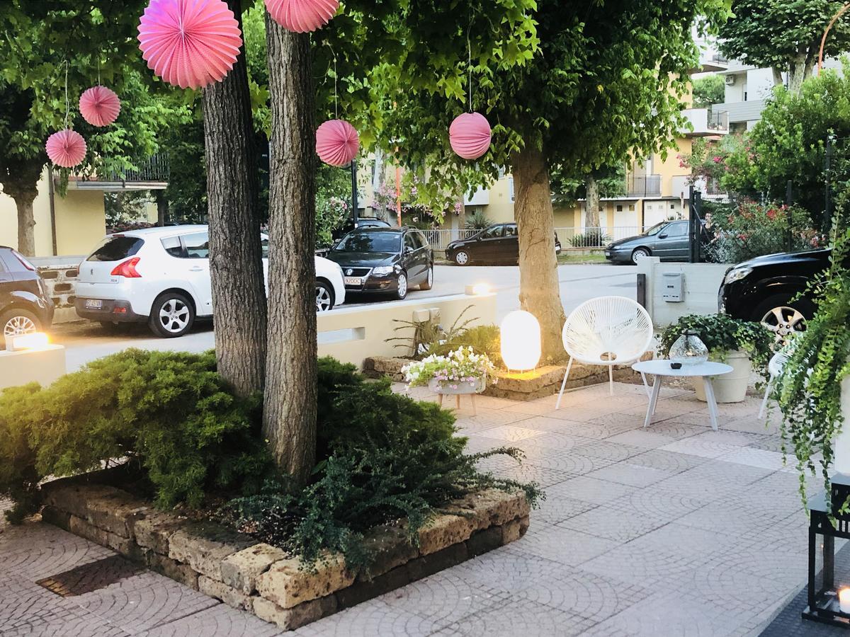 Hotel Aplo - Breakfast Experience Cervia Bagian luar foto