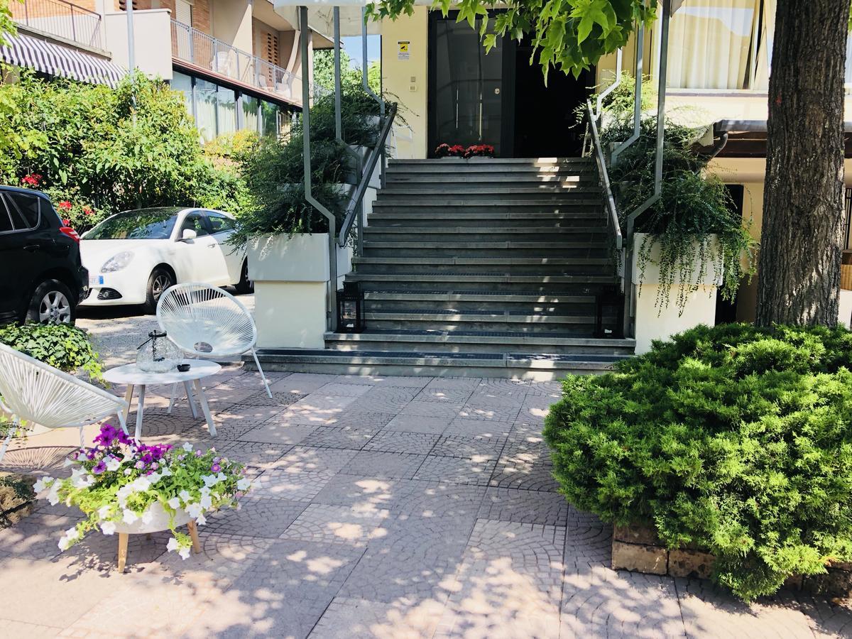 Hotel Aplo - Breakfast Experience Cervia Bagian luar foto
