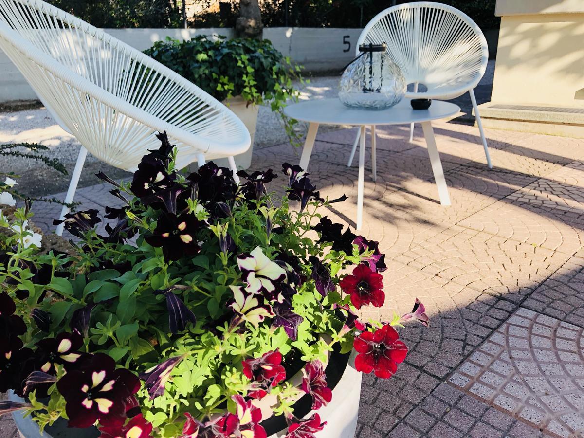 Hotel Aplo - Breakfast Experience Cervia Bagian luar foto