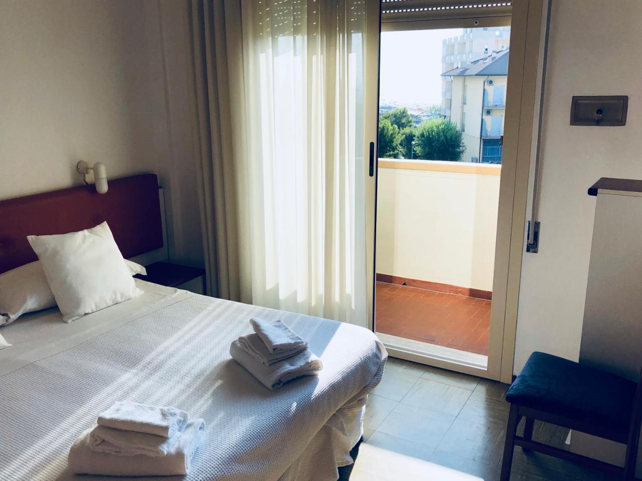 Hotel Aplo - Breakfast Experience Cervia Bagian luar foto